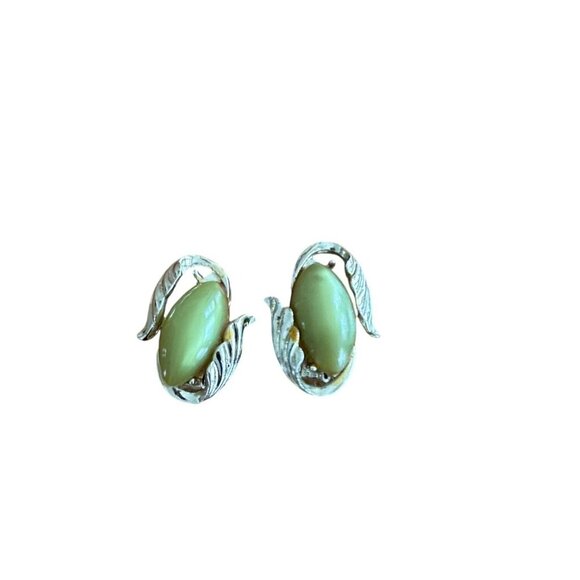 Vintage Clip-On Earrings With Green Stone & Leaf Design Unique Rare Find - Picture 1 of 7